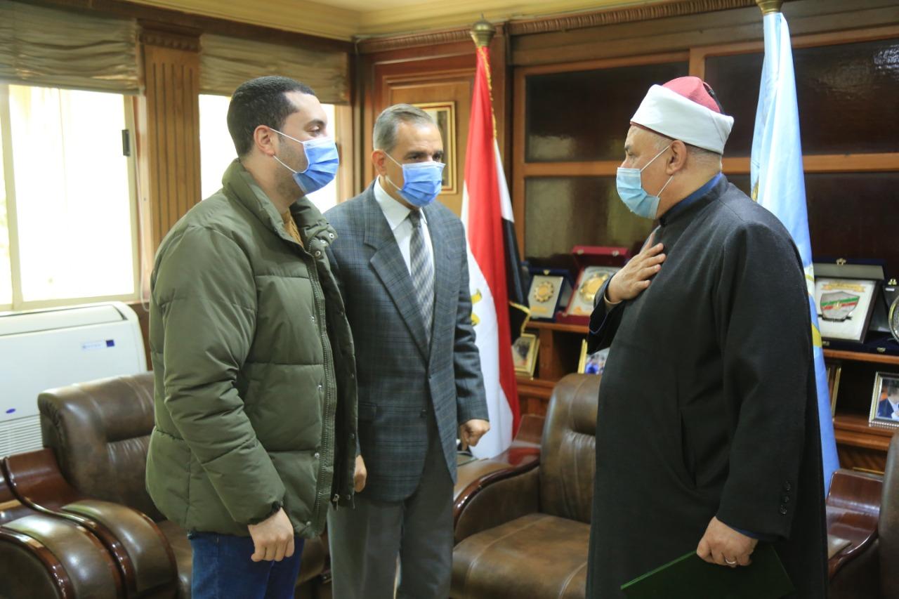 بالصور .. محافظ كفر الشيخ يكرم رئيس المنطقة الأزهرية