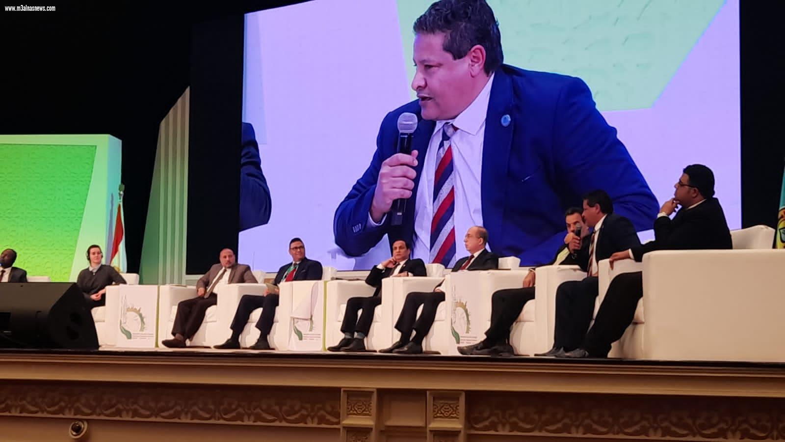 الشربيني يهدى خارطة طريق  للتكيف  المناخي للانشطة الفردية في مؤتمر التغيرات المناخية
