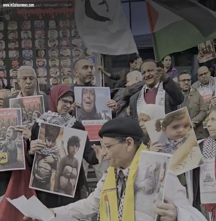 بالصور: صباحى ... يشارك الصحفيين تظاهرهم دعما لفلسطين على سلالم النقابه