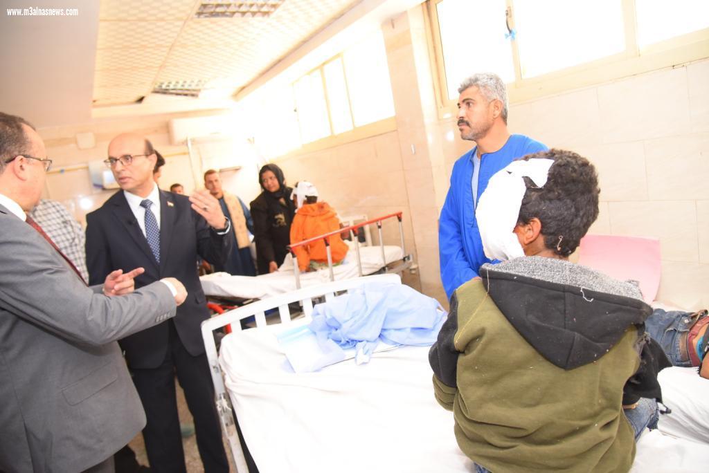 رئيس جامعة أسيوط يطمئن على الحالة الصحيه للمصابين فى حادث انقلاب سيارتين بطريق الفرافرة بها 18طفل
