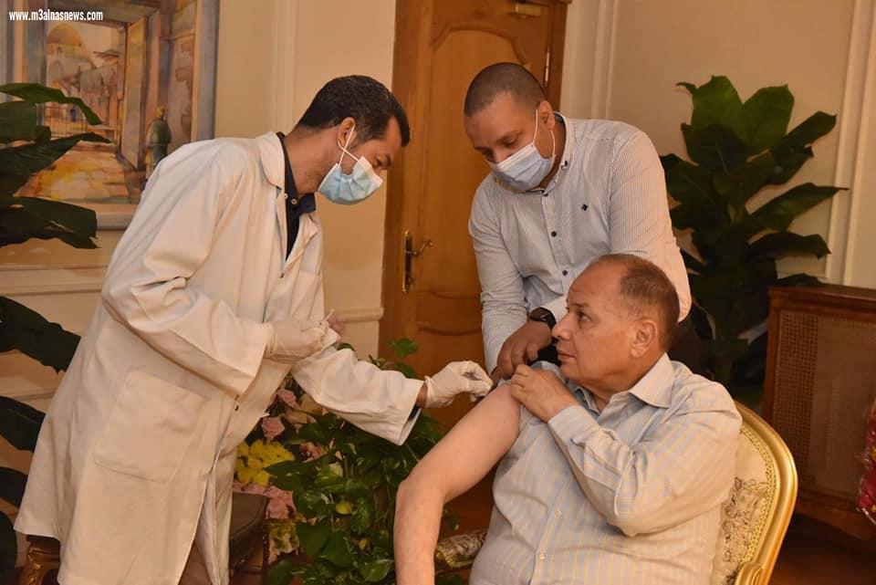 محافظ أسيوط يتلقى الجرعة الأولى من لقاح كورونا.. ويدعو المواطنين بسرعة التسجيل لتلقي اللقاح