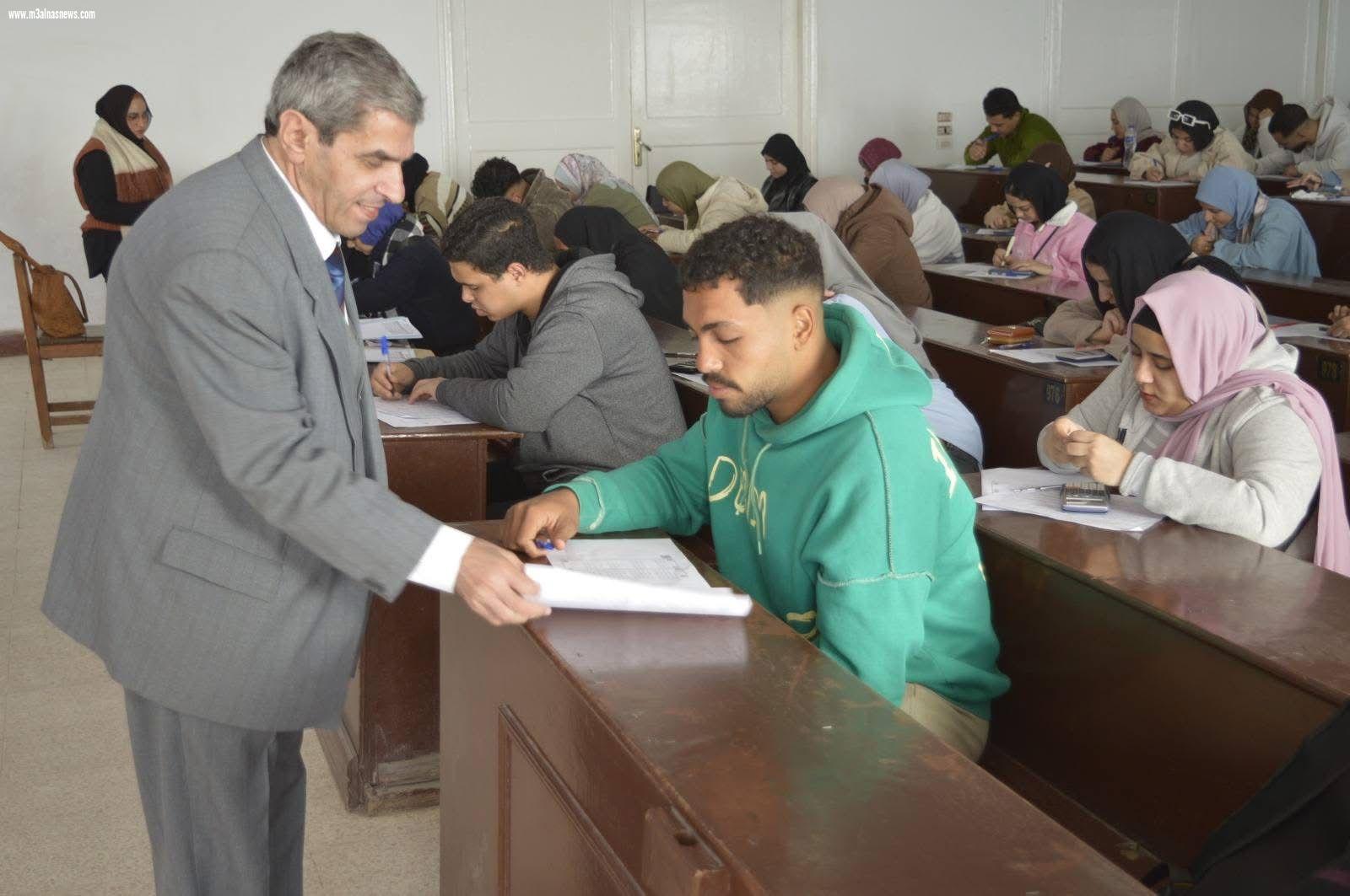 عميد معهد طيبة العالي لتكنولوجيا الإدارة والمعلومات يتفقد لجان الامتحانات وسط انضباط كامل