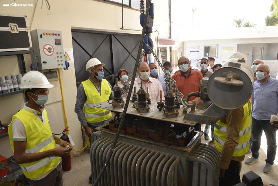 محافظ أسيوط ورئيس شركة مياه الشرب والصرف الصحى يفتتحان مشروع ورشة صيانة المحولات الكهربائية مختلفة الجهد بمحطة الجامعة