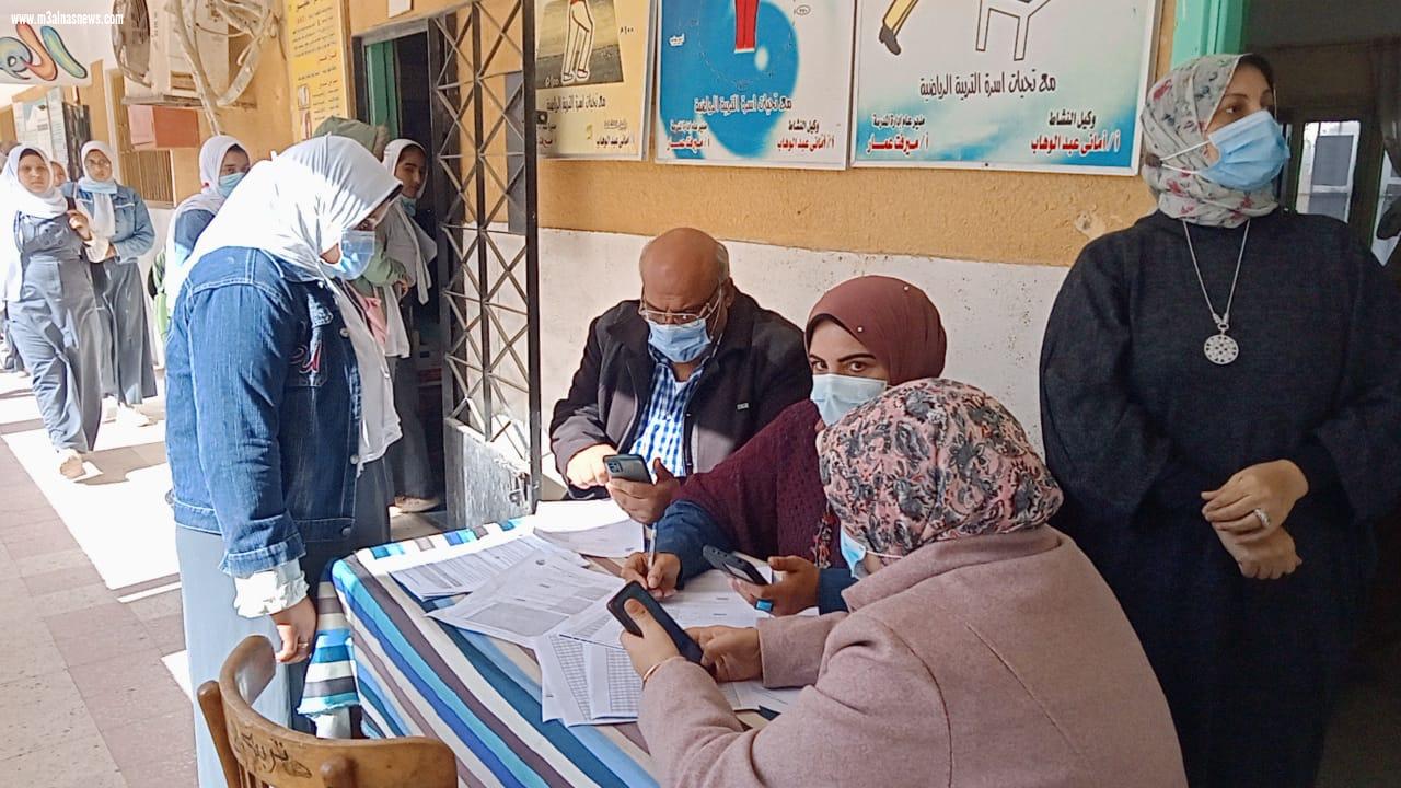 محافظ كفر الشيخ يتفقد طلاب المدارس الفنية والثانوية أثناء تلقى لقاح كورونا