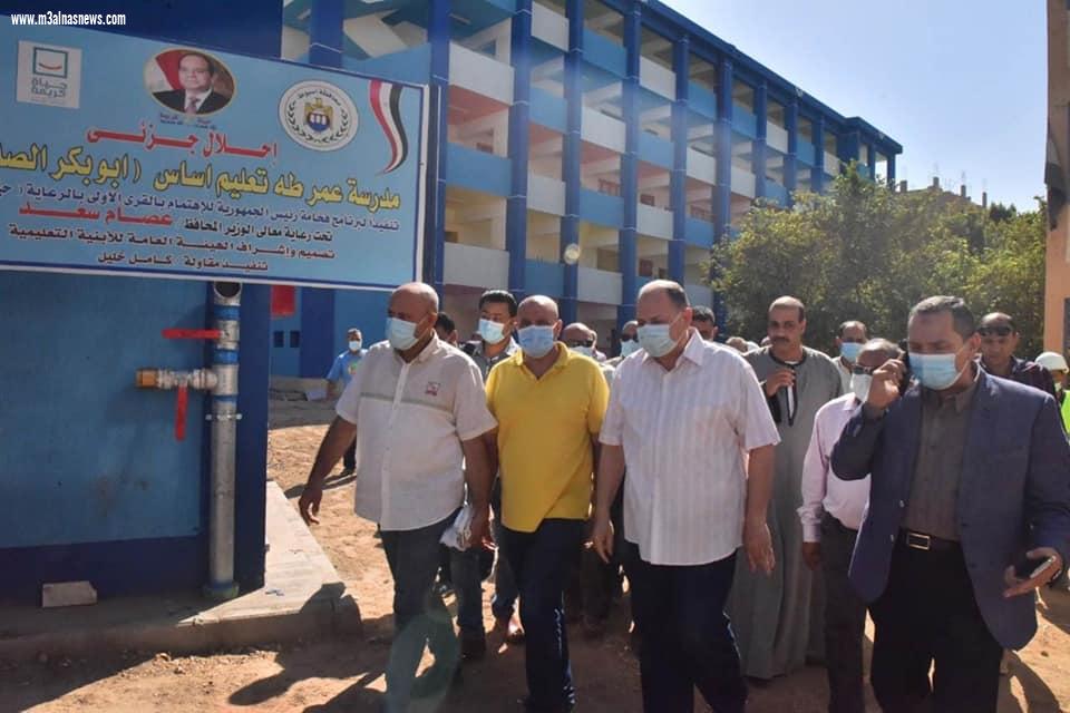 محافظ أسيوط ورئيس هيئة الأبنية التعليمية يتفقدان أعمال إنشاء مدرسة عمر طه للتعليم الأساسي بقرية الواسطى التابعة لمركز الفتح ضمن المشروع القومي لتطوير قرى الريف المصري 