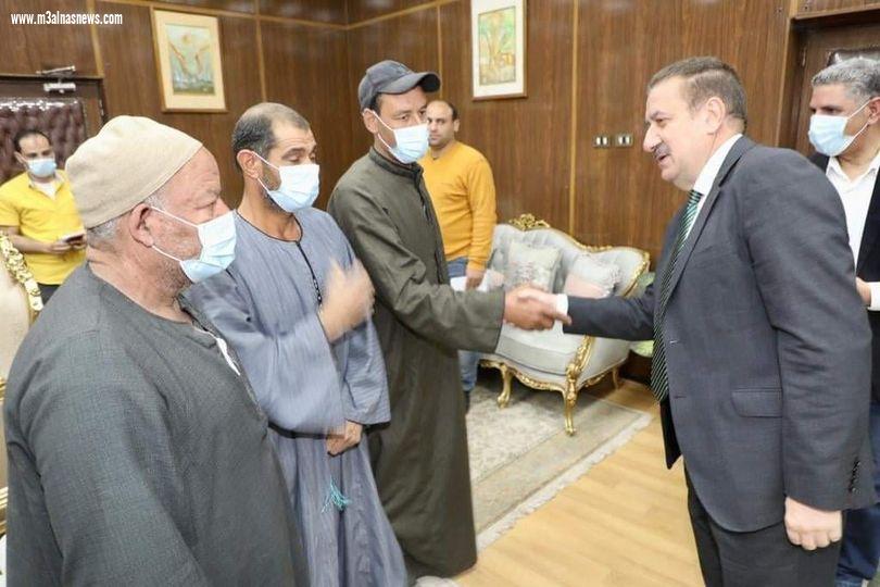 محافظ المنوفية يسلم مساعدات مالية عاجلة للأسر المتضررة من حريق حظائرهم بمنطقة المعهد الدينى بتلا