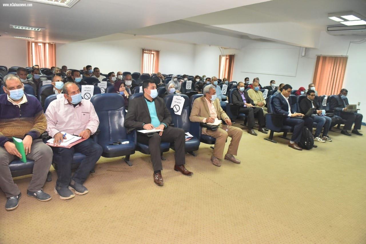 بحضور وفد برنامج التنمية المحلية بصعيد مصر سكرتير عام أسيوط يترأس اجتماع لجنة التخطيط المحلي لبرنامج التنمية المحلية بصعيد مصر لمناقشة خطة الديوان العام وخطط مديريات الخدمات وشركات المرافق للعام المالي (2022/2023)