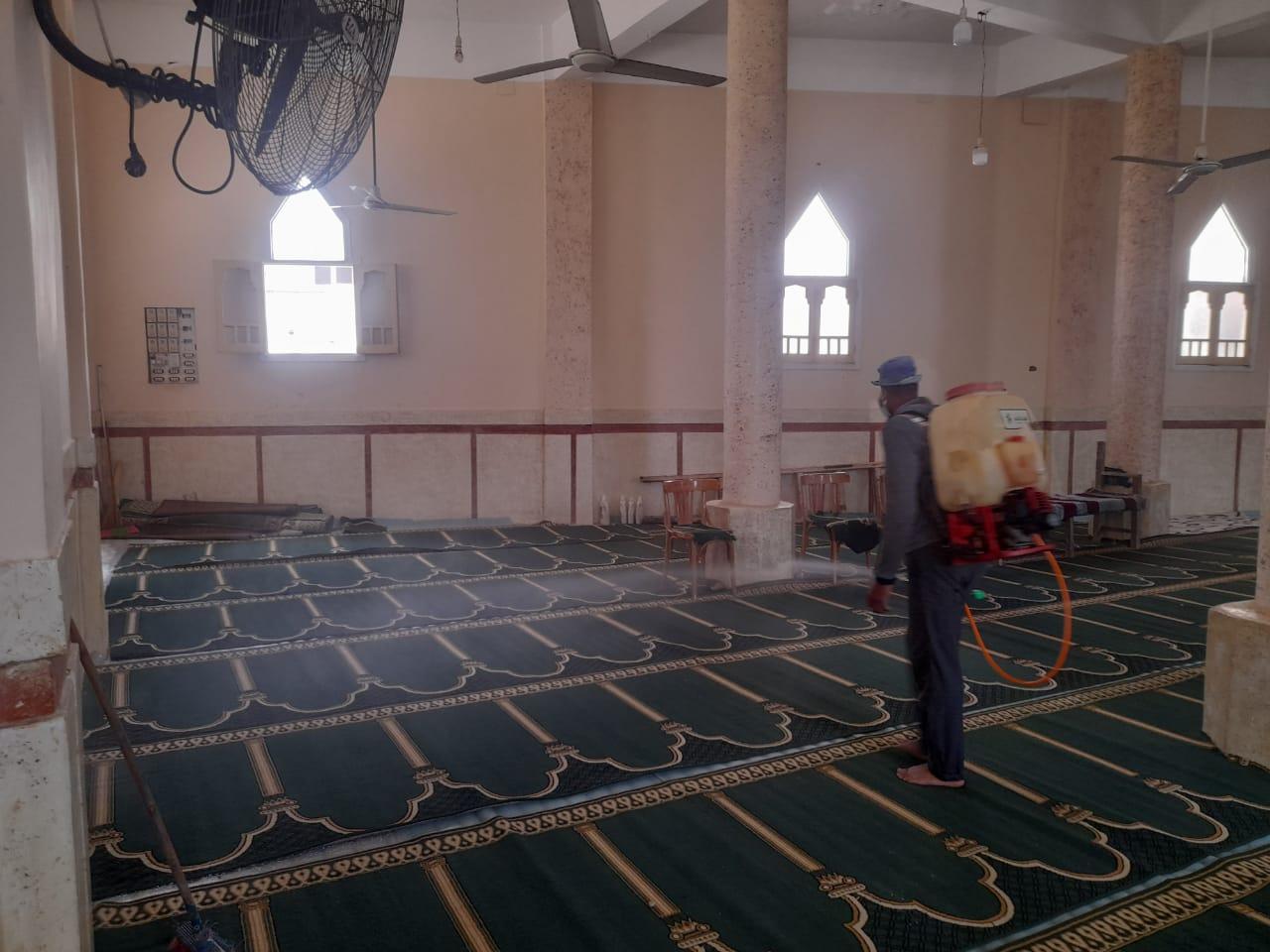 بالصور.. نور الدين يتابع أعمال التطهير والتعقيم لافتتاح مسجد.. وغرف العمليات لم ترصد مخالفات