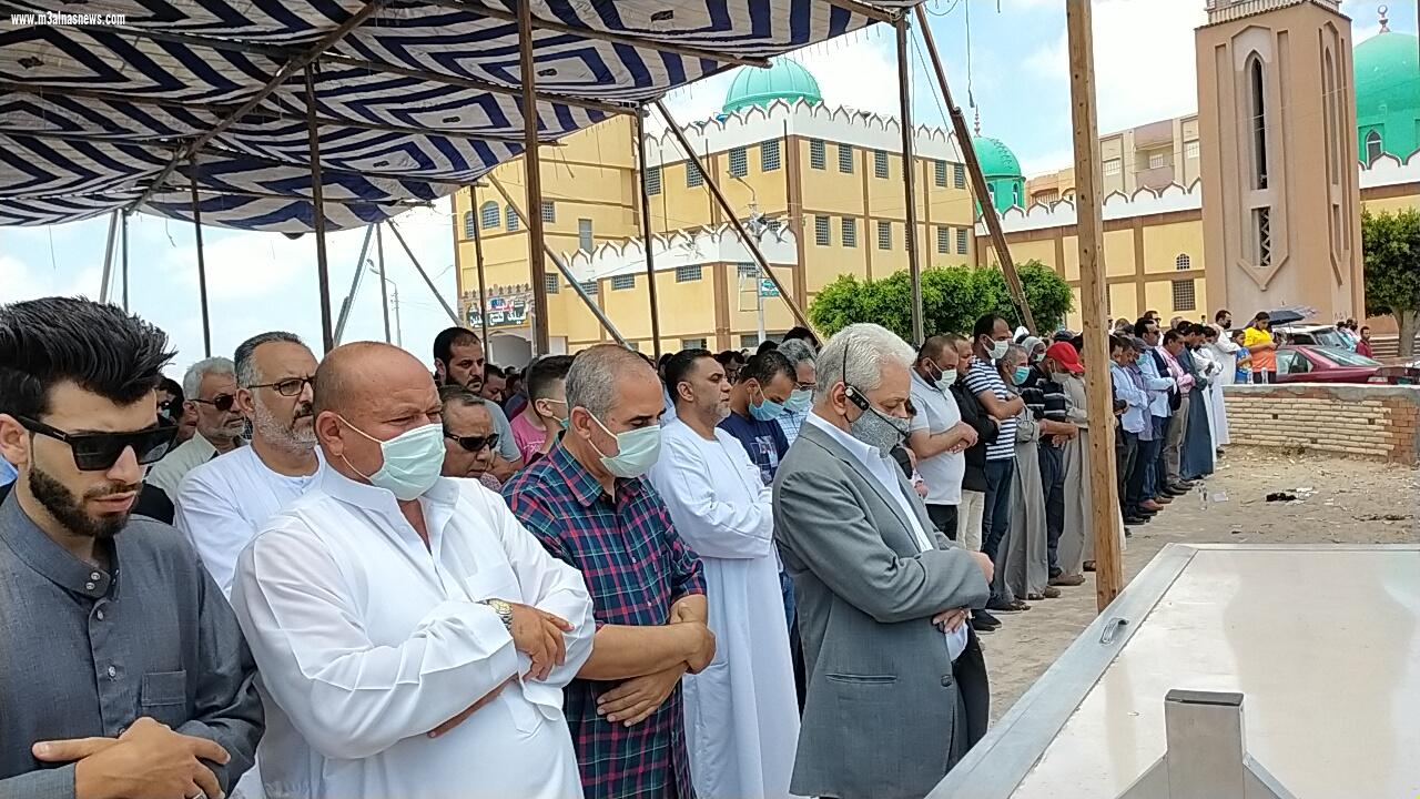 حمدين صباحى.. يؤدى صلاة الجنازة على شقيقته ببلطيم بحضور أبوعيطة