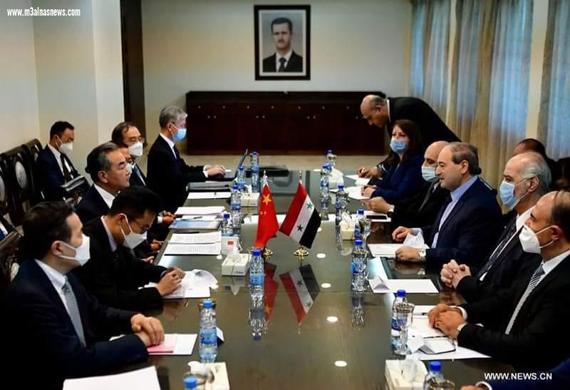 وزير الخارجية الصيني يجري مباحثات مع وزير الخارجية السوري فيصل المقداد