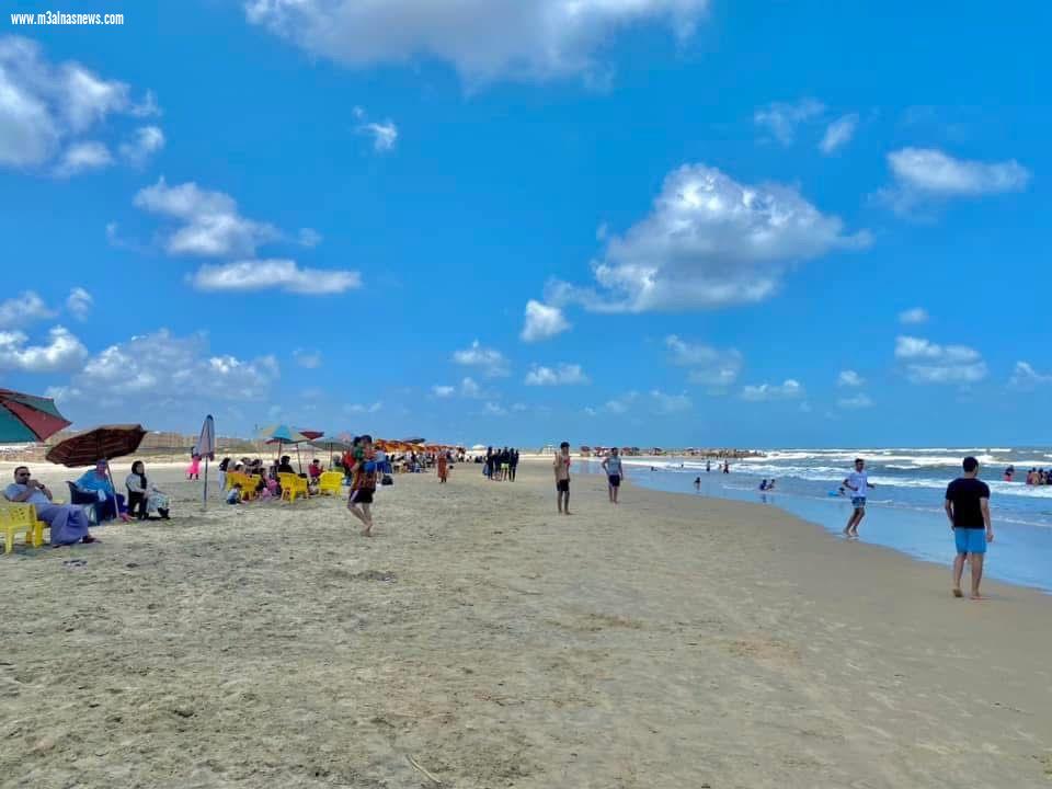 الآلاف يتوافدون على شواطىء مصيف بلطيم لقضاء إجازة عيد الربيع