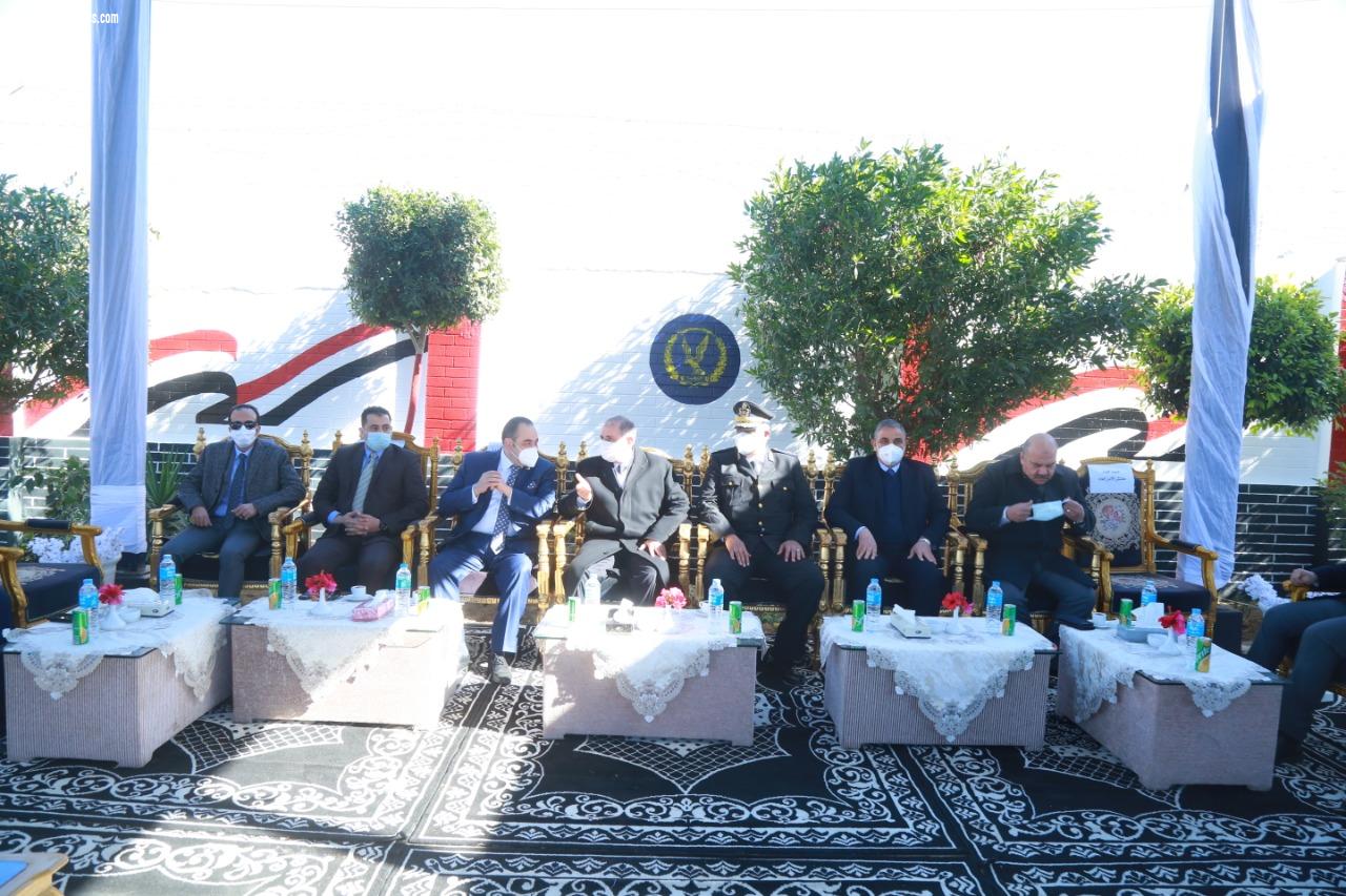 محافظ كفر الشيخ ومدير الأمن يضعان إكليلا من الزهور على النصب التذكاري لشهداء الشرطة احتفالاً بالذكرى الـ 70 لعيدهم