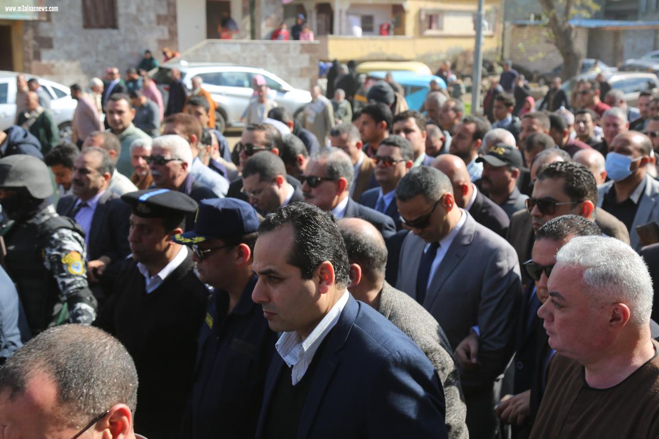 محافظ كفر  الشيخ يشيع جثمان شهيد الشرطة وسط حضور آلاف المواطنين مرددين