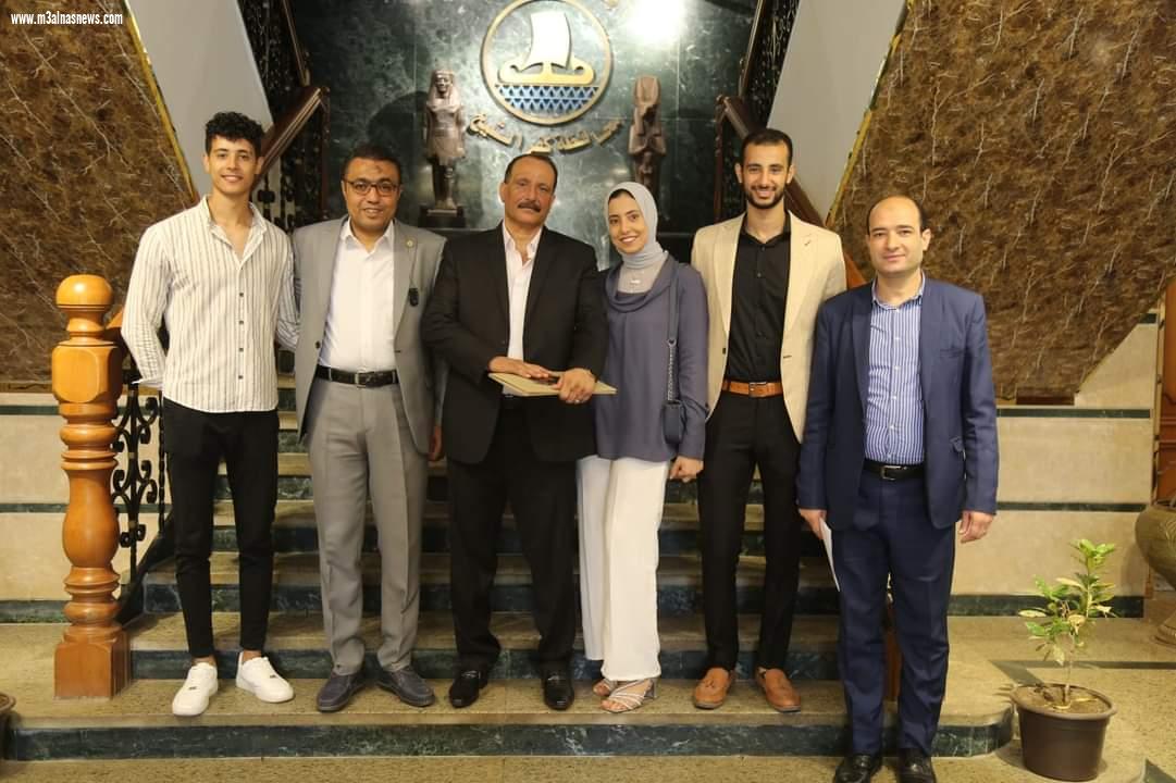 محافظ كفر الشيخ ونائبه يكرمان مدير مكتب المحافظ السابق ويهديانه درع وشهادة تقدير