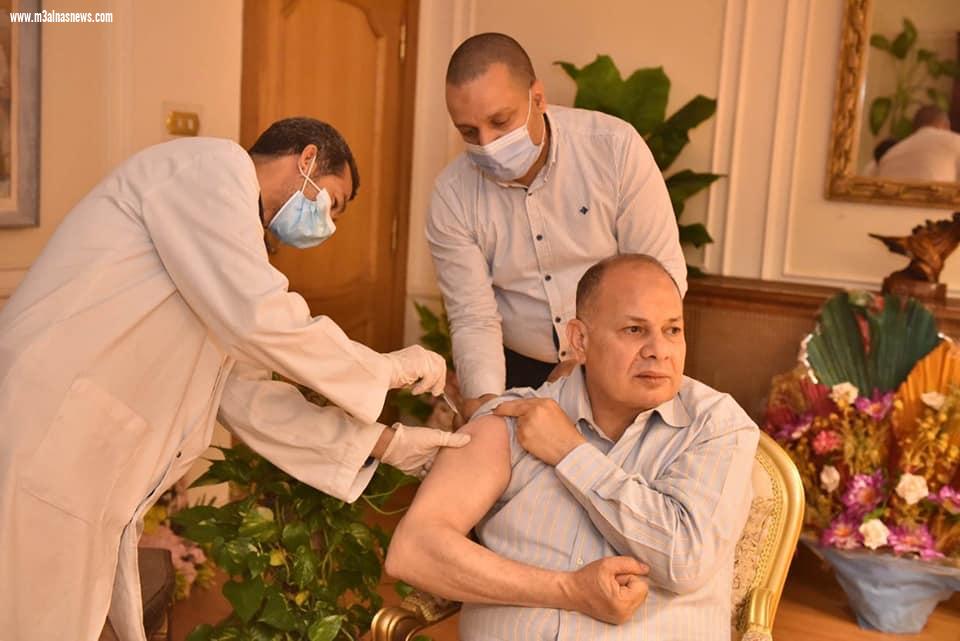 محافظ أسيوط يتلقى الجرعة الأولى من لقاح كورونا.. ويدعو المواطنين بسرعة التسجيل لتلقي اللقاح