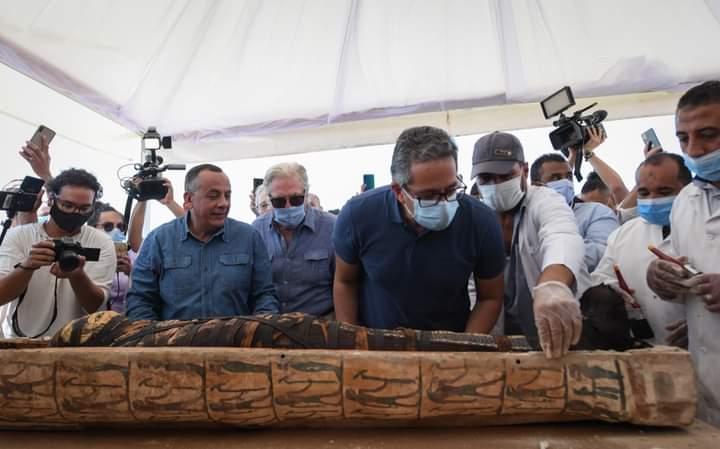 الاثار تعلن عن كشف 59 تابوتا خشبيا و 28 تمثالا داخل آبار للدفن بسقارة
