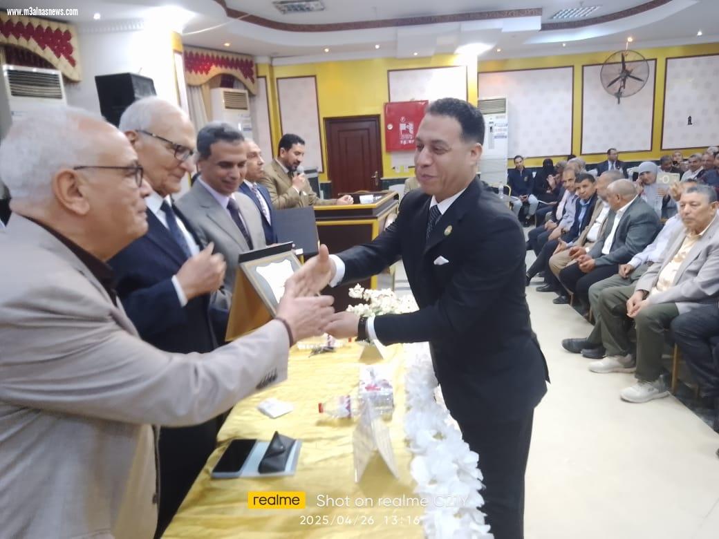 نقابة معلمى كفر الشيخ تكرم المعلمين المثاليين