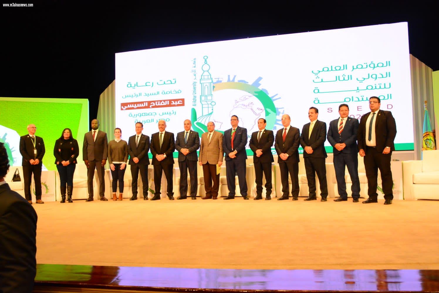 الشربيني يهدى خارطة طريق  للتكيف  المناخي للانشطة الفردية في مؤتمر التغيرات المناخية