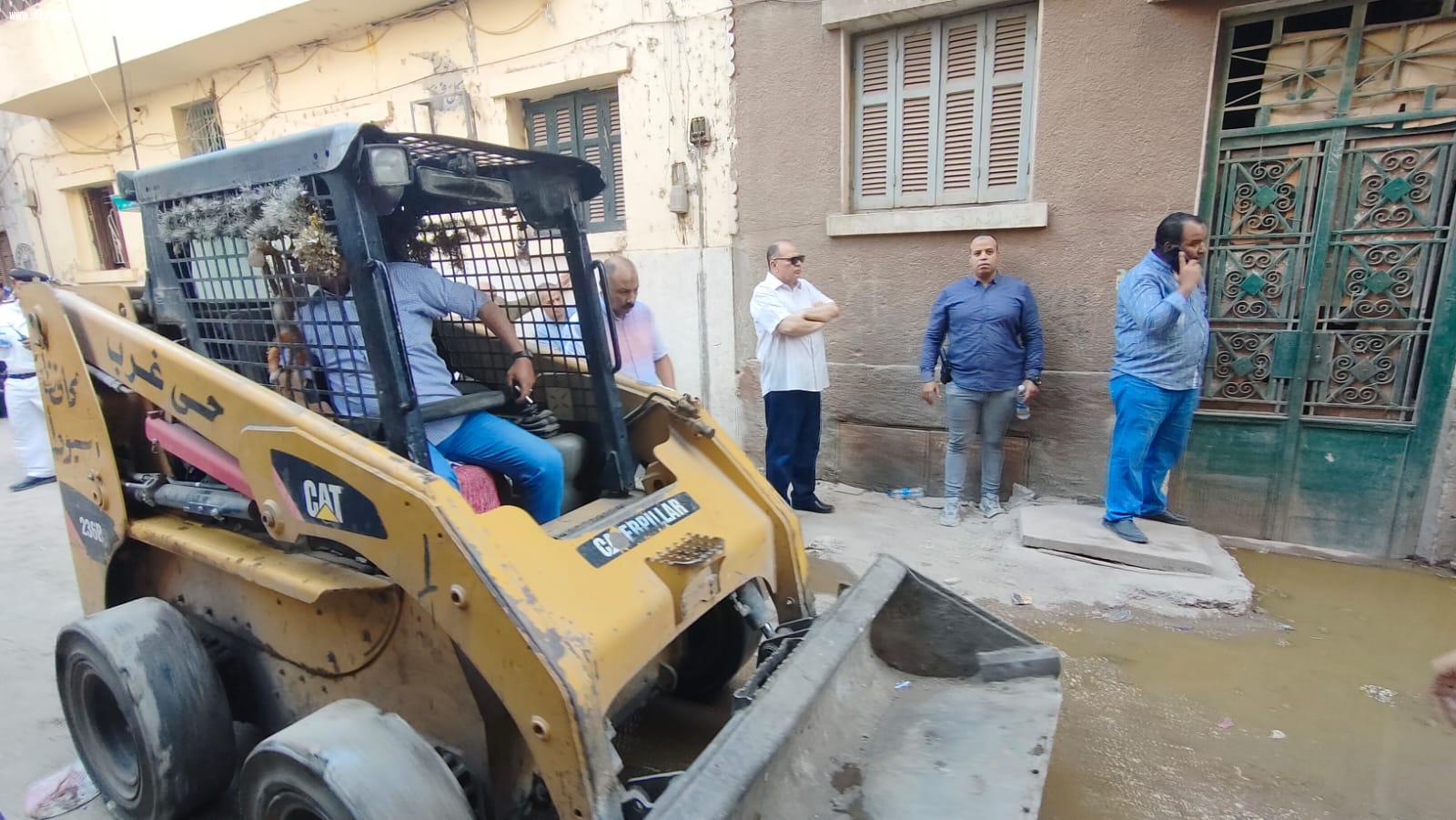 انهيار منزل بحي شرق باسيوط البحث عن مفقودين وإنقاذ 5 اشخاص