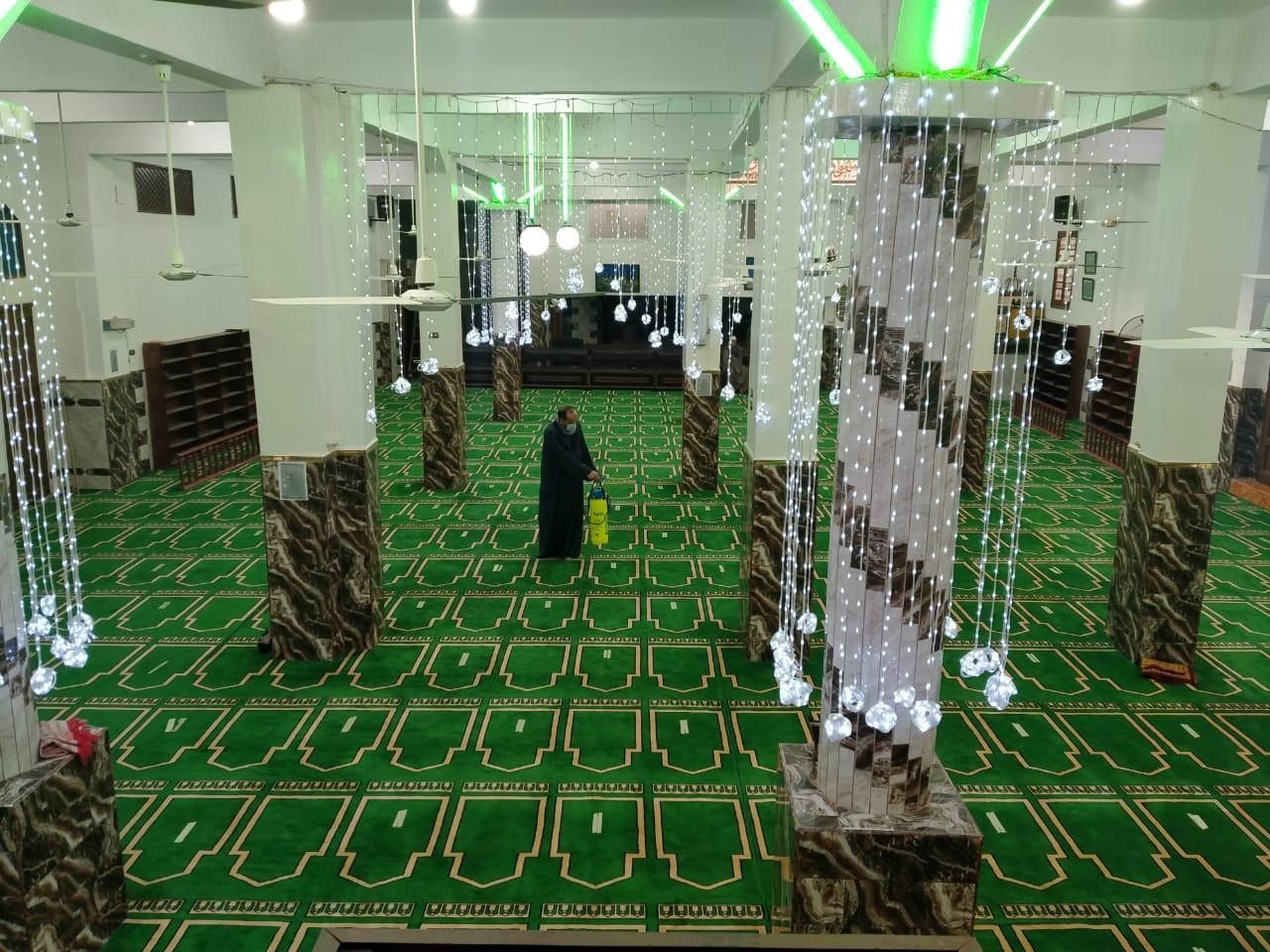 بالصور.. نور الدين يتابع أعمال التطهير والتعقيم لافتتاح مسجد.. وغرف العمليات لم ترصد مخالفات