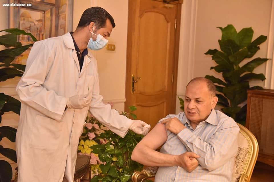 محافظ أسيوط يتلقى الجرعة الأولى من لقاح كورونا.. ويدعو المواطنين بسرعة التسجيل لتلقي اللقاح