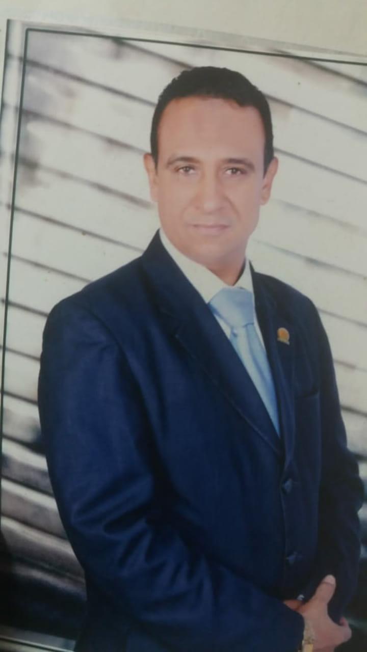 شباب ناصر بالوليديه يمارسون الرياضه في ملعب يشبه الغابه