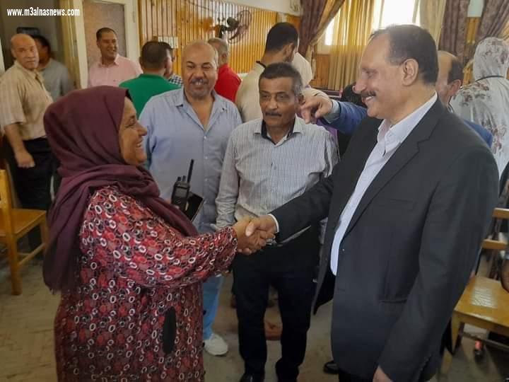 محافظ كفر الشيخ ونائبه يكرمان مدير مكتب المحافظ السابق ويهديانه درع وشهادة تقدير