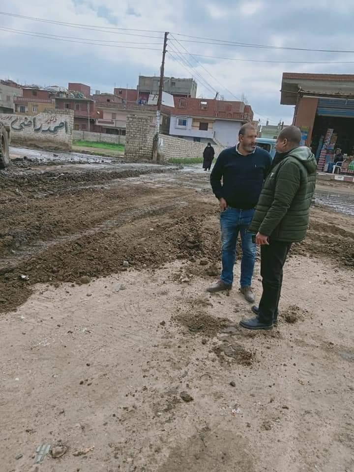 استمرار أعمال النظافة ورفع مياه الأمطار بقرية المرابعين بكفرالشيخ