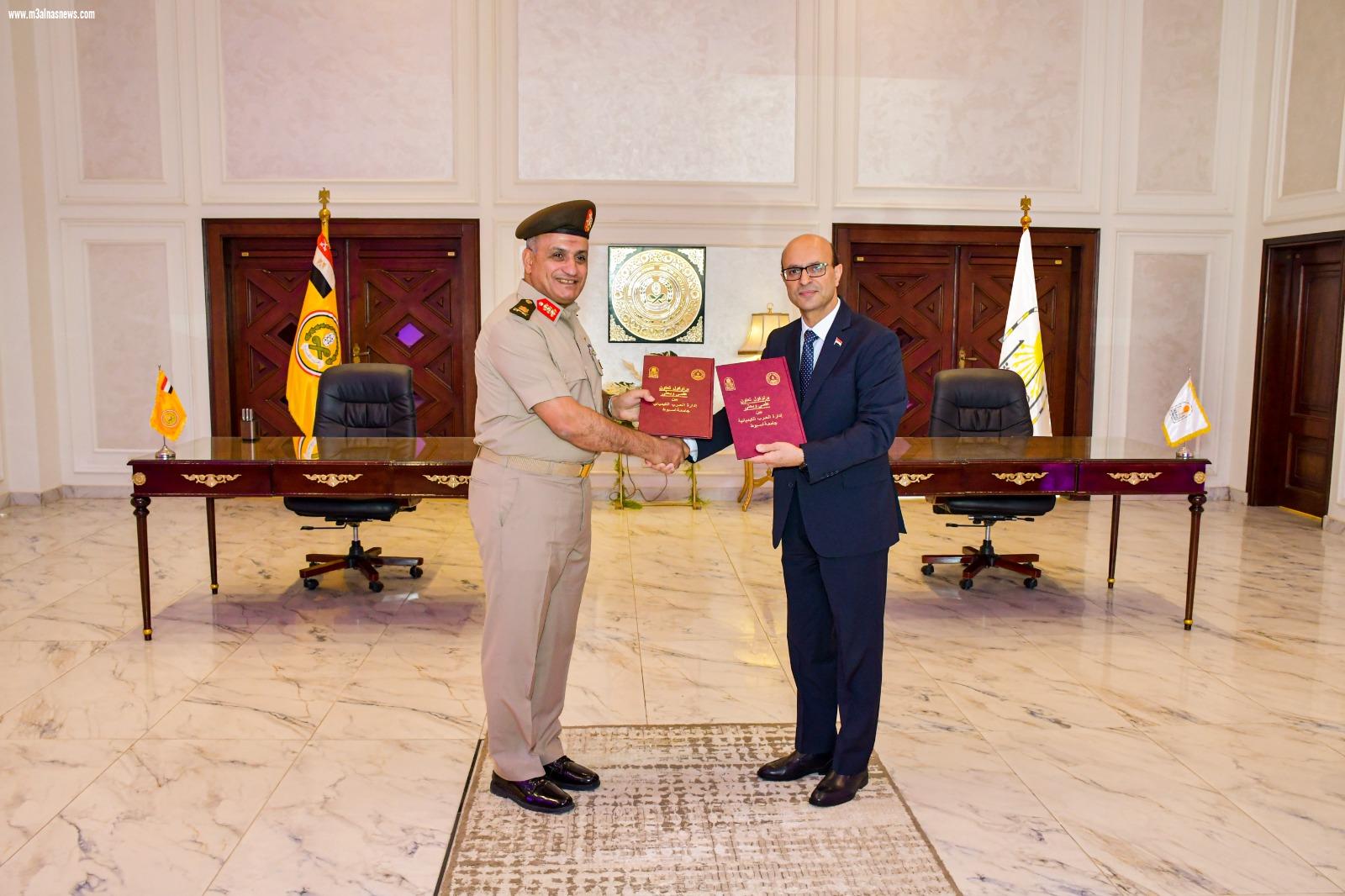 رئيس جامعة أسيوط يوقع بروتوكول تعاون مع إدارة الحرب الكيميائية لدعم الأنشطة البحثية