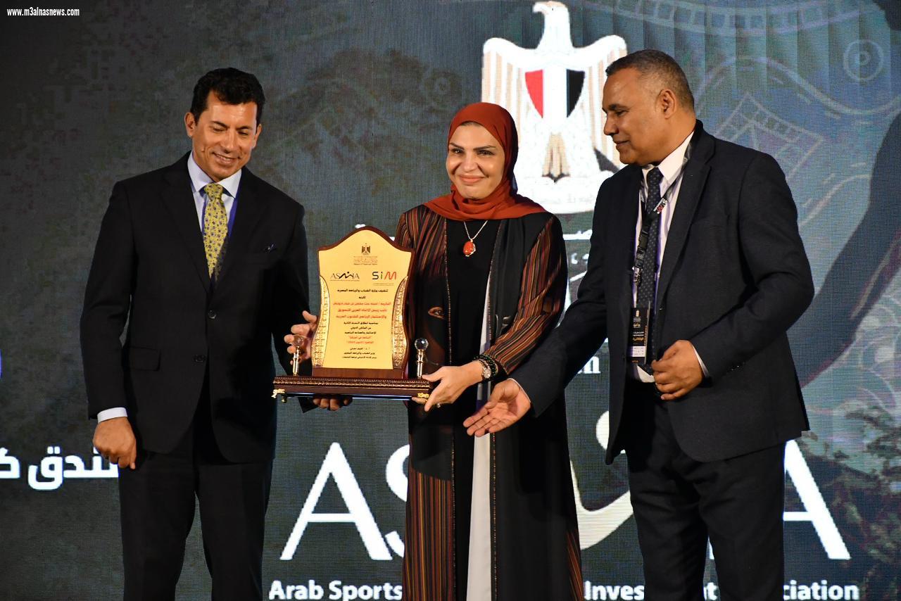 وزير الرياضة يكرم لجينة بنت محسن بن حيدر نائب الاتحاد العربي للتسويق الرياضي