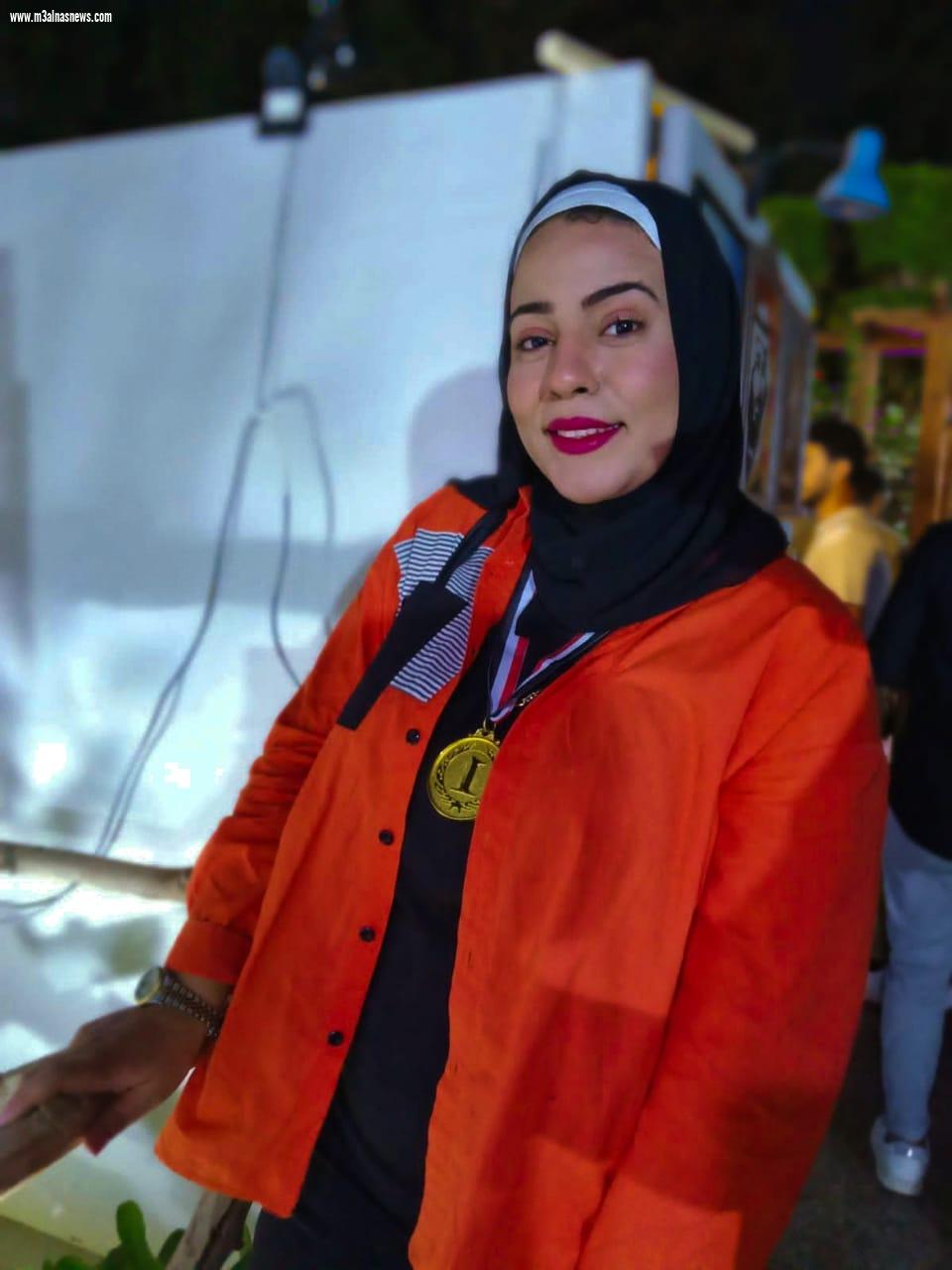 منار الهوارى ... بنت محافظة كفر الشيخ ... موهبة شابة تألقت في فنون الرسم 