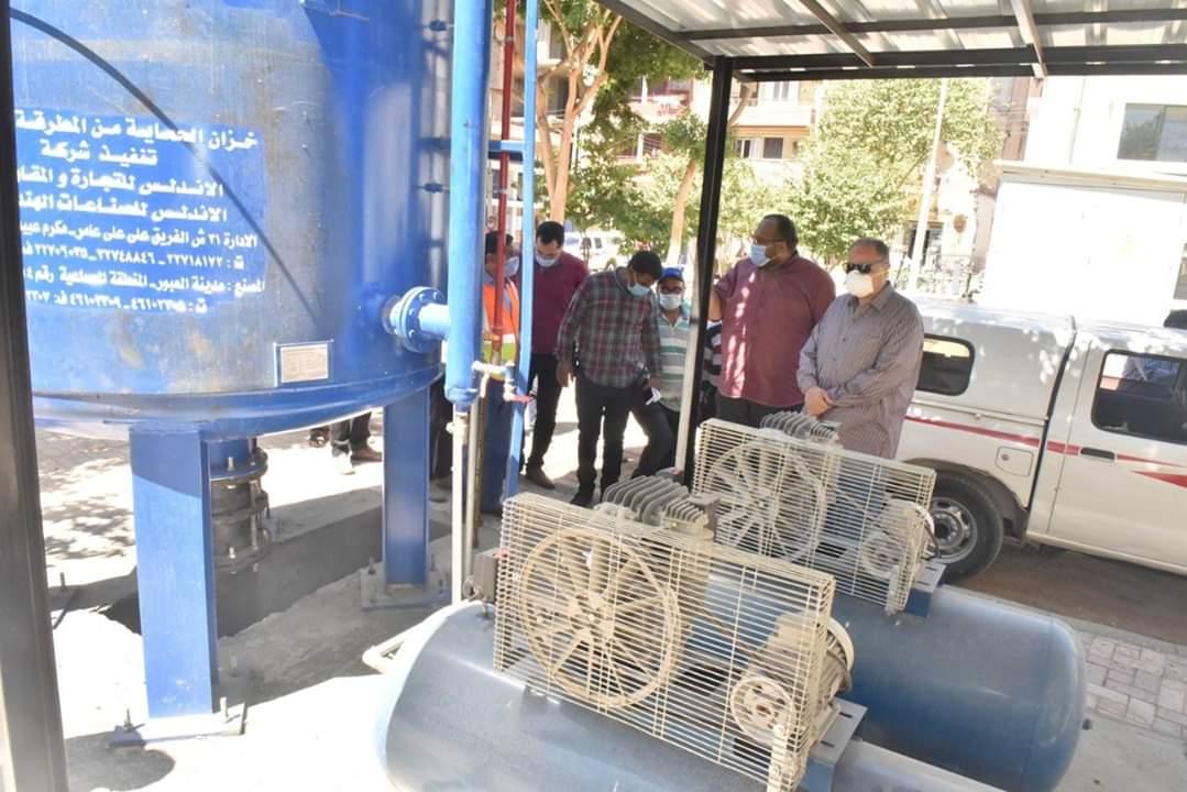 محافظ أسيوط يتفقد تركيب 25 كابينة تعقيم ذاتي بمواقع شركة مياه الشرب 