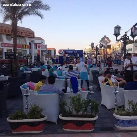 بالصور...السياح يستمتعون بشوارع خليج نعمه على كافيهات شرم الشيخ