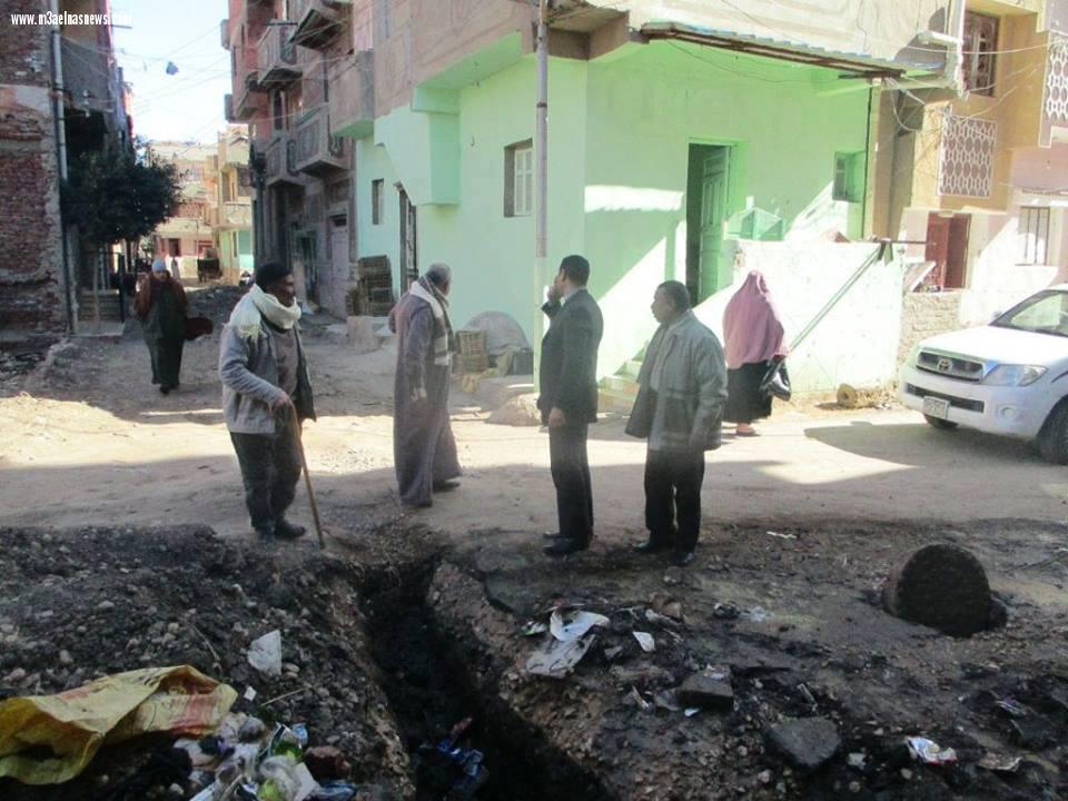 نائب رئيس بيلا يتابع نقص مياه الشرب فى أحد الأحياء