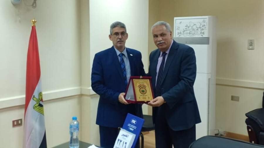 القوى العاملة بالإسماعيلية تكرم ممثلي البريد والبنك الزراعي لجهودهم فى صرف منحة العمالة غير المنتظمة