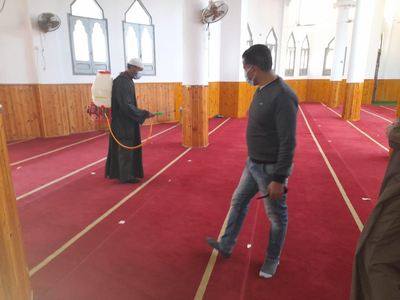 بالصور.. نور الدين يتابع أعمال التطهير والتعقيم لافتتاح مسجد.. وغرف العمليات لم ترصد مخالفات