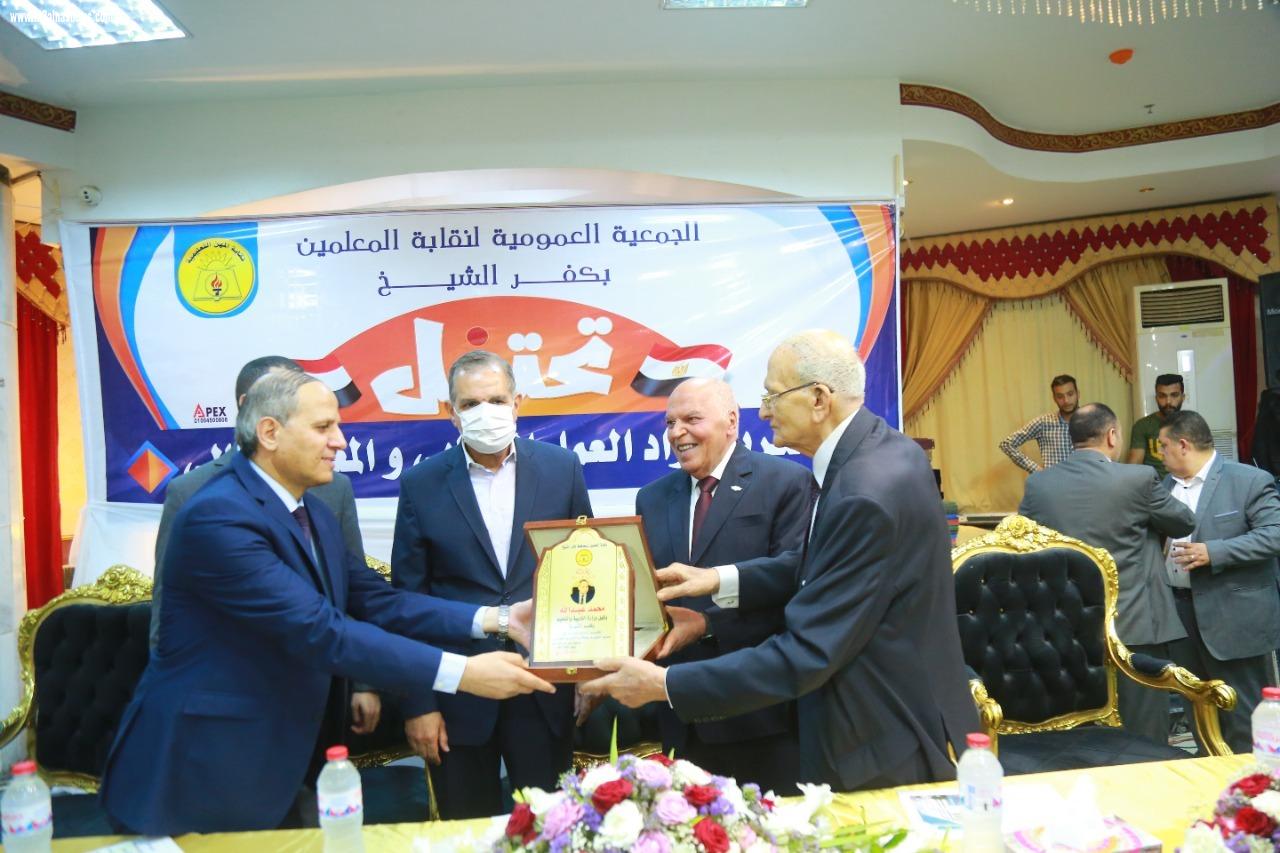  محافظ كفر الشيخ ونقيب المعلمين يكرمون الرواد والمعلمين المثاليين