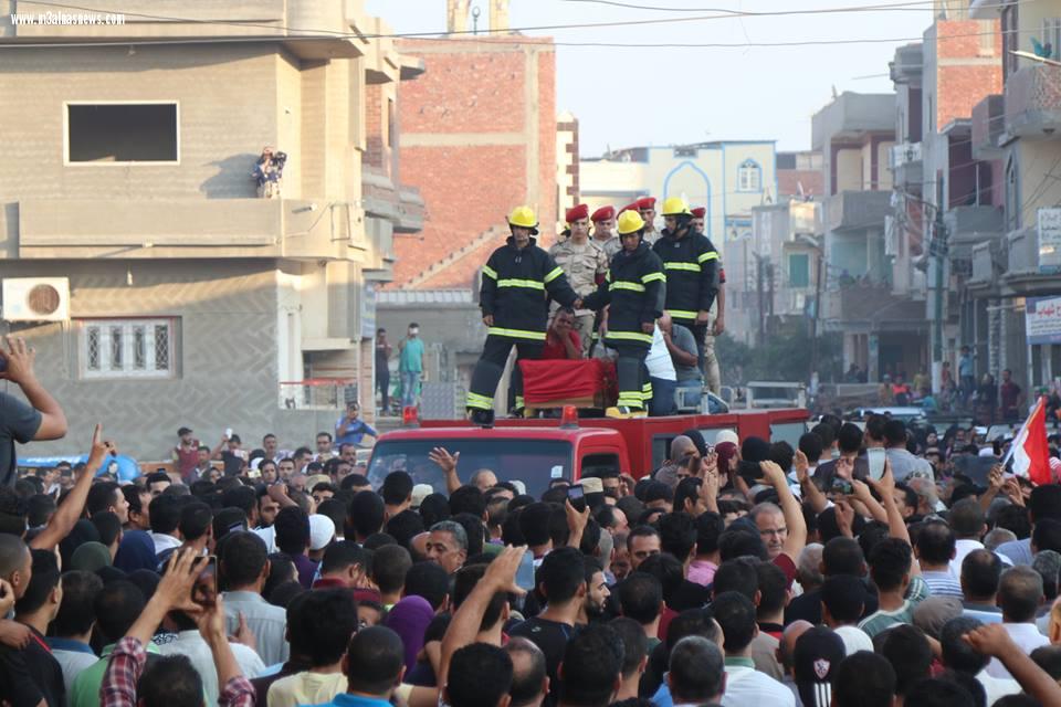 الآلاف من أهالى كفرالشيخ يشيعون جنازة الشهيد 