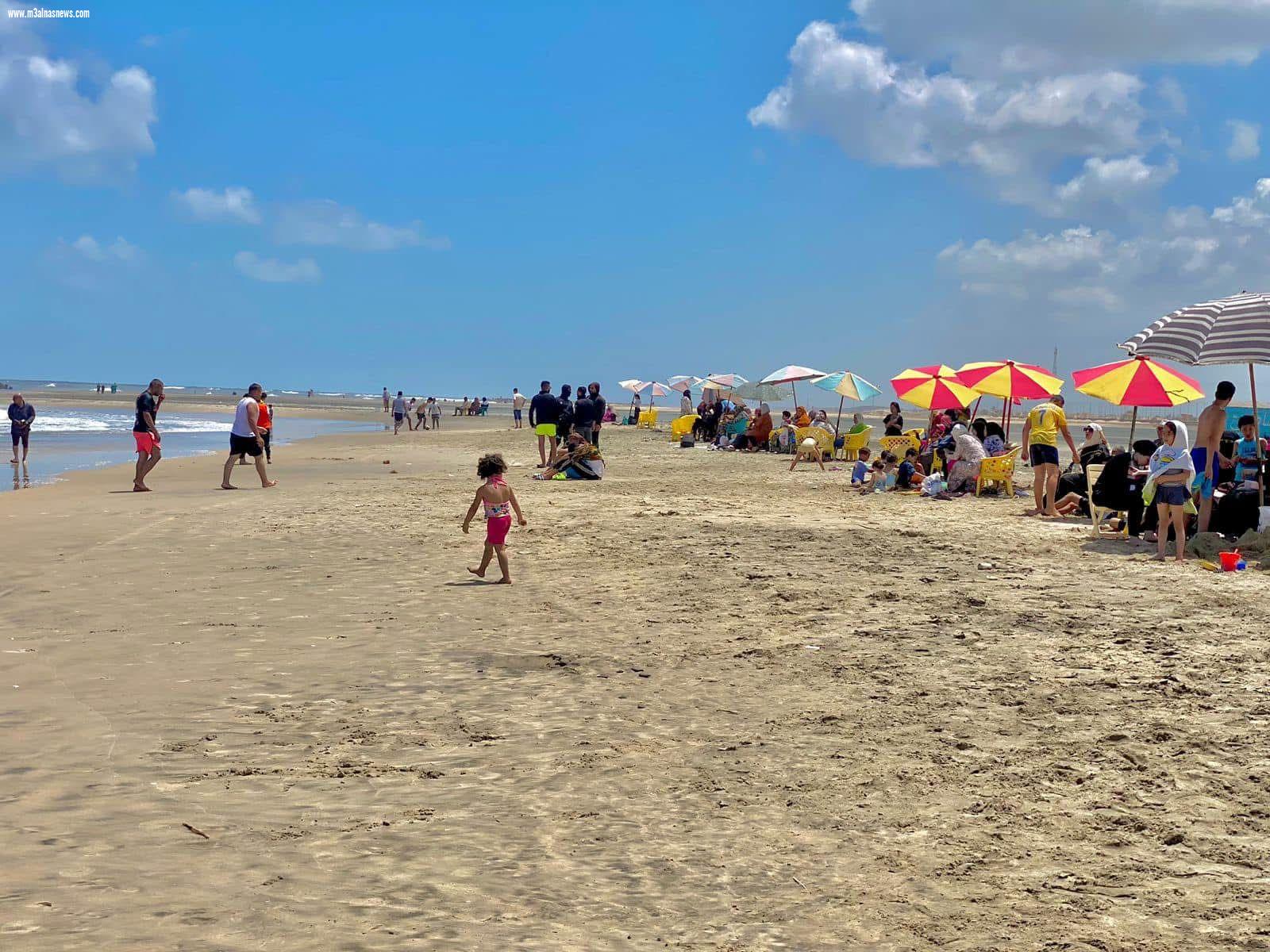 الآلاف يتوافدون على شواطىء مصيف بلطيم لقضاء إجازة عيد الربيع