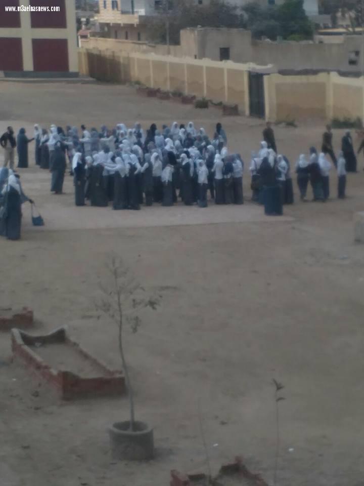بالصور| أهالى تلميذ يقتحمون مدرسة بكفر الشيخ ويعتدون على معلم ويحطمون رأسه لأنه ضرب نجلهم