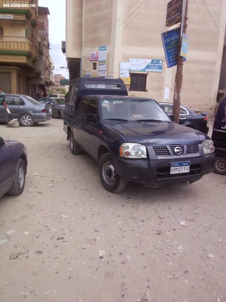 سيارة للشرطة تغلق شارع حيوى فى بلطيم والأهالى يستغيثون!!