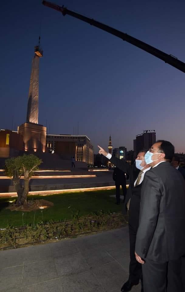 رئيس الوزراء يتفقد المرحلة النهائية لمشروع إضاءة ميدان التحرير بعد تطوير