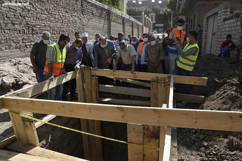 محافظ أسيوط يتفقد أعمال تنفيذ مشروع الصرف الصحي لقرية أولاد الياس بمركز صدفا بتكلفة 80 مليون جنيه ضمن مشروعات 