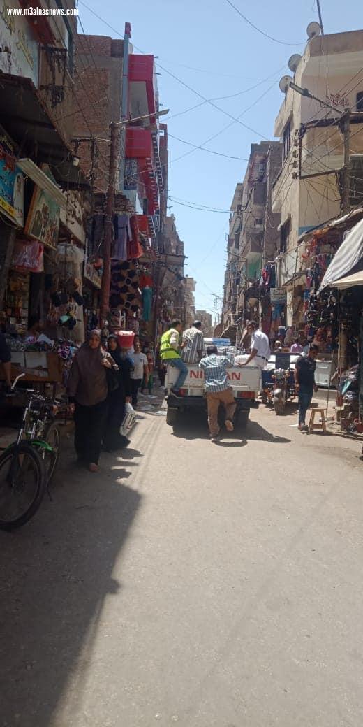 ضمن البرنامج الوطني لإدارة المخلفات الصلبة محافظ أسيوط يتفقد وصول مهمات وقائية وزي موحد للعاملين بمنظومة النظافة لحمايتهم من الأخطار وفيروس كورونا