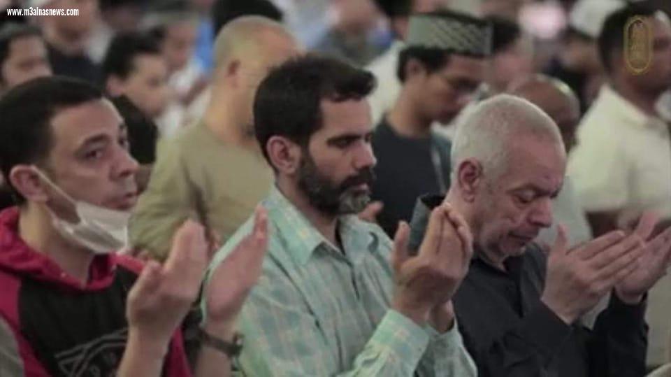 إقبال كبير من المصلين لصلاة آخر تراويح بالجامع الأزهر