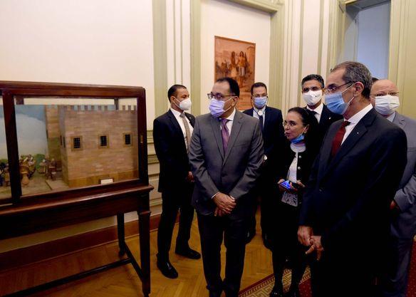 مدبولي..يتفقد أعمال تطوير مبنى متحف البريد المصري التاريخي بالعتبة