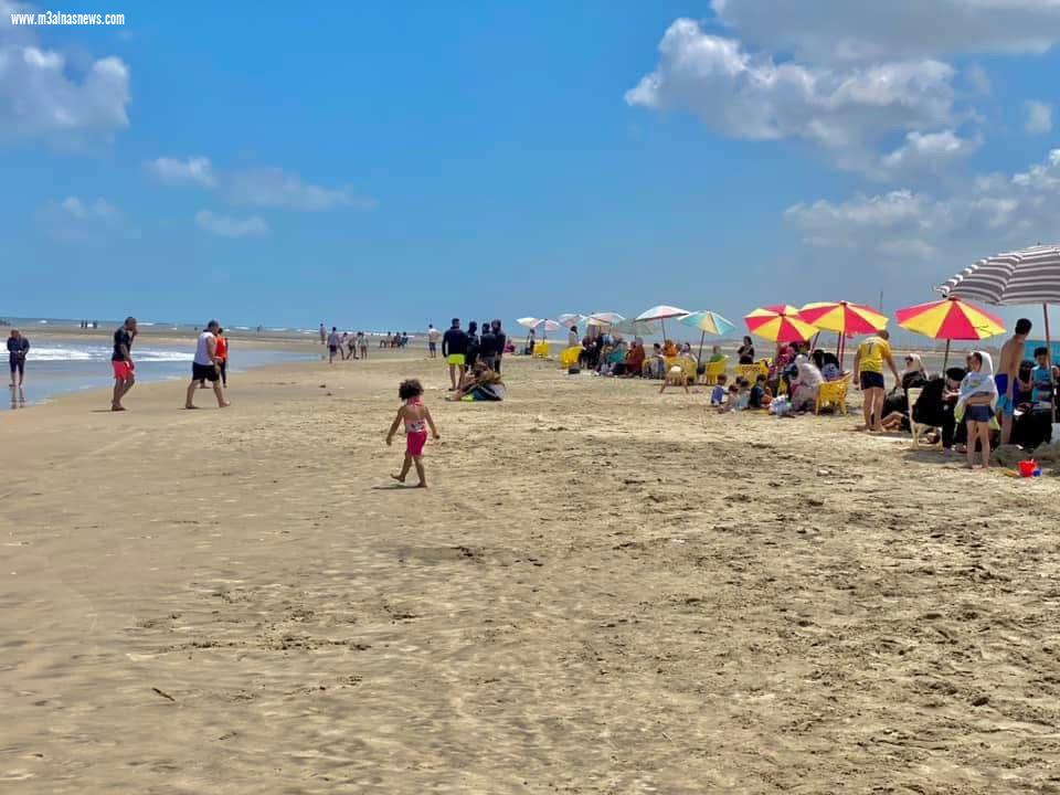 الآلاف يتوافدون على شواطىء مصيف بلطيم لقضاء إجازة عيد الربيع
