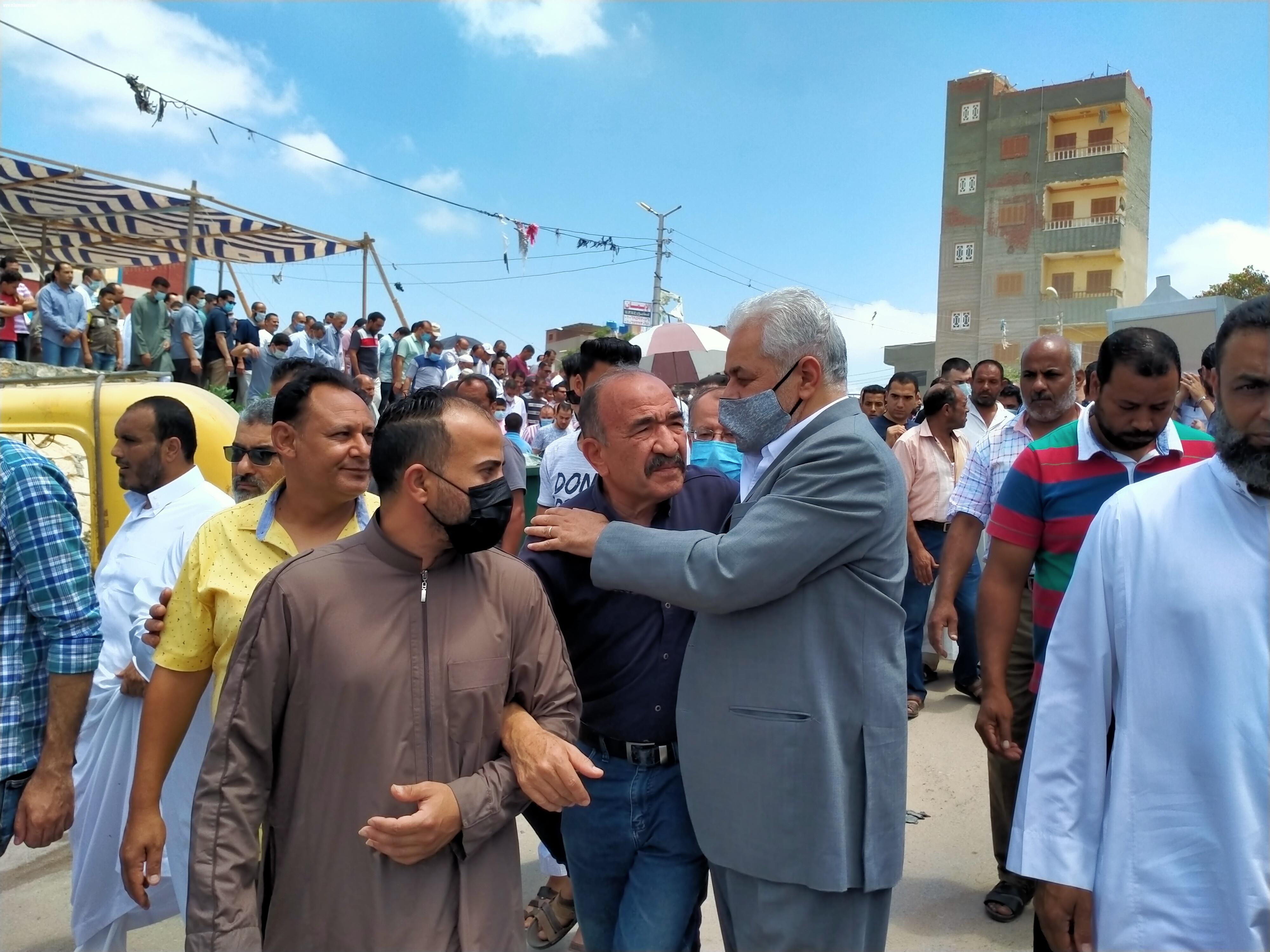 حمدين صباحى.. يؤدى صلاة الجنازة على شقيقته ببلطيم بحضور أبوعيطة