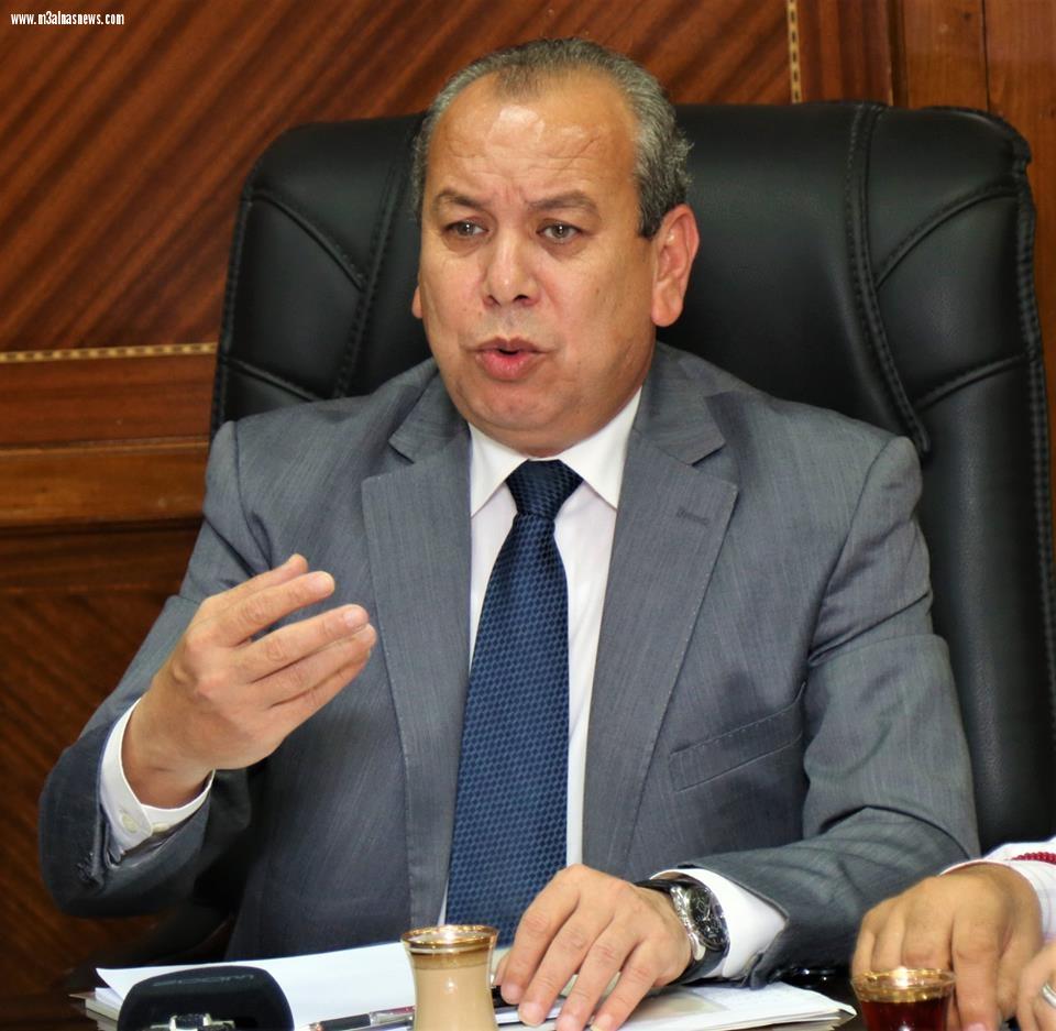 محافظ كفر الشخ يواصل ملاحقة المقصرين ويحيل 207 موظفًا للتحقيق بينهم 70 طبيبًا