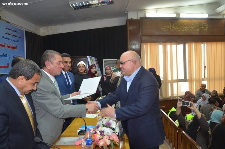 محافظ كفرالشيخ يكرم 10 أمهات مثاليات في احتفالية عيد الأم